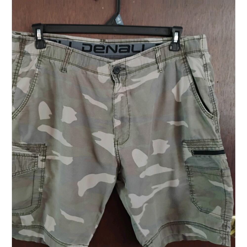 Men's Denali Camouflage Cargo Shorts. Size 36. Camo. Lightweight. Fatigues.